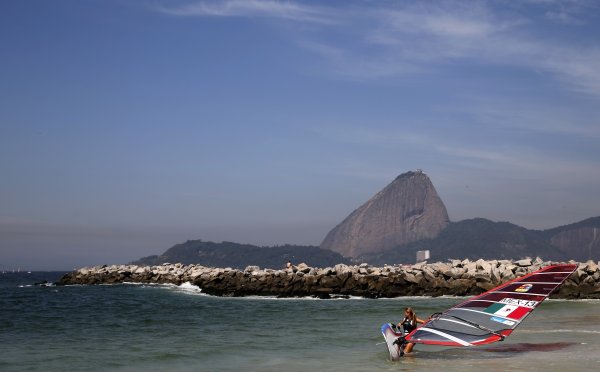 
	Пазарът на недвижими имоти в Рио преживя извънредно високите темпове на растеж през последните години. Причината е преди всичко увеличаващата се средна класа, високият ръст на кредитирането и чуждестранните инвеститори. Луксозните имоти вече се котират на цена от 7000 долара за квадратен метър, докато по-нормалните жилищни имоти са с цени от около 1000 долара на кв. м.

	Въпреки че цените са нараснали през последните шест месеца с 5,1 на сто, за същото време инфлацията скача със 6,5%. Реално по този начин цените на недвижимите имоти са паднали през първата половина на 2014 г.

	Развитие на цените (1 полугодие): + 5,1%; от 2008 г. + 218,5%
	Развитие на наемите (1 полугодие): + 3,8%; от 2008: + 116,4%
	
	Източник: Savills, The 12 Cities Report
	Снимки: архив Ройтерс
