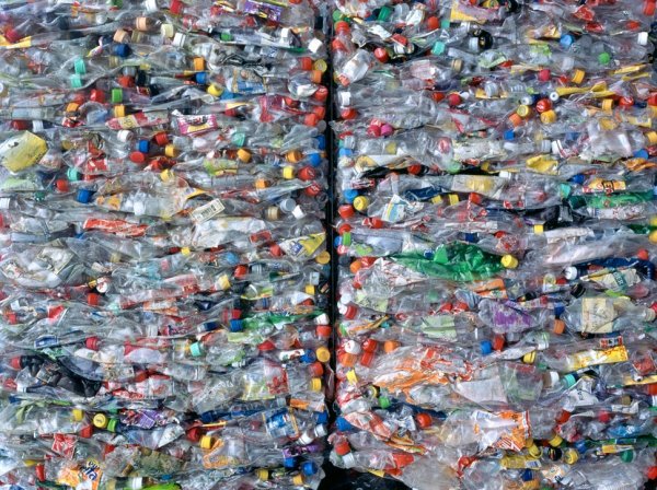 
	Индустрията започва да подменя пластмасовите опаковки за фъстъци с по-екологични алтернативи, но до 2025 г. всички видове опаковки, произвеждани от нефтени субпродукти, ще изчезнат от пазара. Ще изчезнат всички сметища за ненужни опаковки, които замърсяват почвата, градовете и океаните. Вместо това, &bdquo;независимо дали става въпрос за храна, медицински продукти, електроника, текстил и други, ще бъдат използвани лесноразградими опаковки от целулоза&ldquo;. Новият материал ще прилича и ще се усеща като пластмаса, но ще се разгражда напълно, без да замърсява природата.
	
	Снимка: Gallery Stock
	&nbsp;
