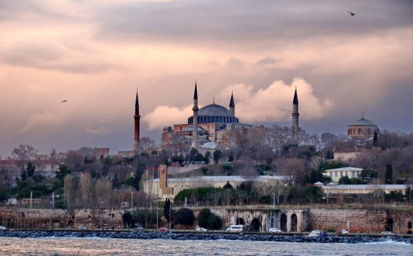 
	На предпоследно място остава столицата на Турция&nbsp; - Истанбул.
