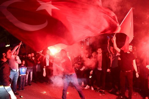 
	Привърженици на Ердоган празнуват в Истанбул.&nbsp;Снимка: Ройтерс
