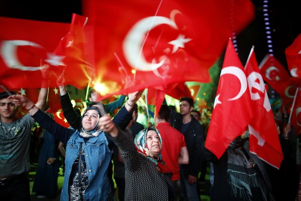 
	Привърженици на Ердоган празнуват в Измир.&nbsp;Снимка: Ройтерс
