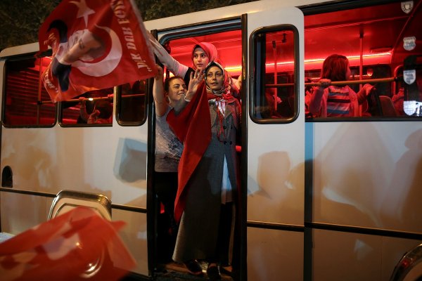 
	Привърженици на Ердоган празнуват в Истанбул.&nbsp;Снимка: Ройтерс
