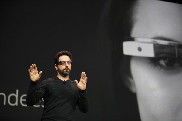 
	Съоснователят на компанията Сергей Брин носи&nbsp;&nbsp;Google Glass по време на продуктова презентация.
