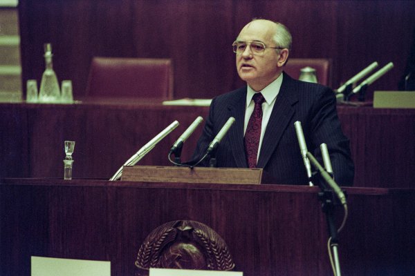 Снимка от 24 декември 1991 г. на тогавашния съветски президент Михаил Горбачов по време на последната сесия на Върховния съвет в Москва, Русия. EPA/VASSILI KORNEYEV