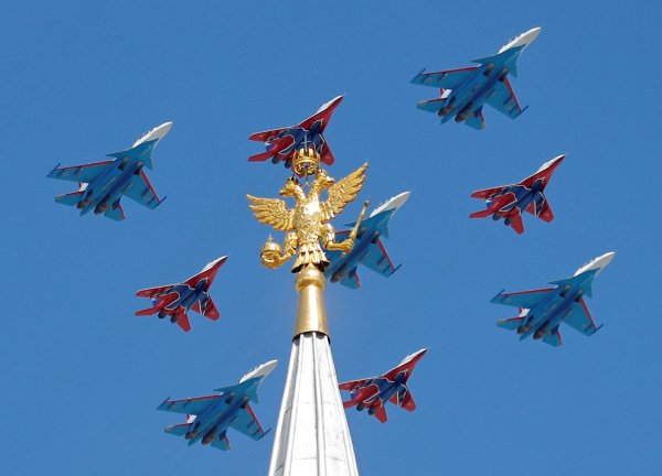 
	Самолети МиГ-29 и Су-30 представиха въздушна хореография.&nbsp;Снимка: Ройтерс
