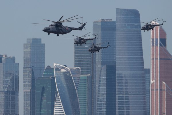 
	Транспортен хеликоптер Ми-26 и военни хеликоптери Ми-8 летят над Москва.&nbsp;Снимка: Ройтерс
