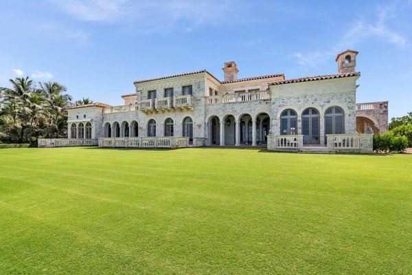 
	&nbsp;

Oceanfront Palm Beach Mansion в Палм Бийч, Флорида - продадено за 110,3 млн. долара

	Източник: Douglas Elliman Real Estate
