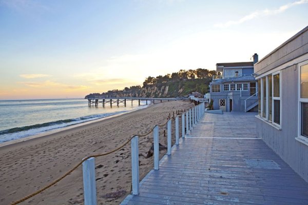 
	Paradise Cove Beachside Home в Малибу, Калифорния - продаден за 100 млн. долара

	Източник: Beach Cities Real Estate
