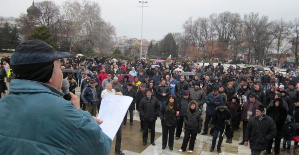 
	Протестиращите в Плевен се събраха на централния площад. Снимка: БТА

