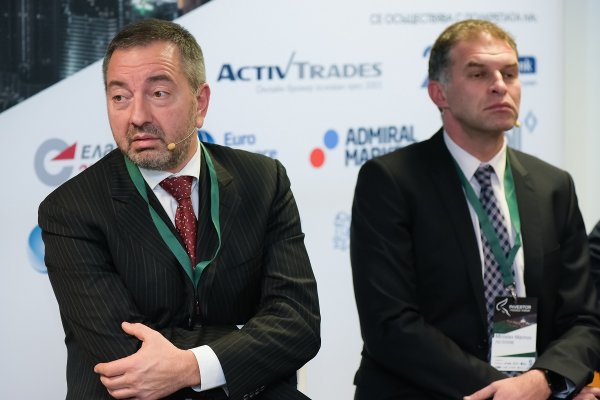 
	Камен Колчев, главен изпълнителен директор на Елана Финансов Холдинг (вляво), и&nbsp;Мирослав Маринов, изпълнителен директор ПОК &quot;Доверие&quot;
