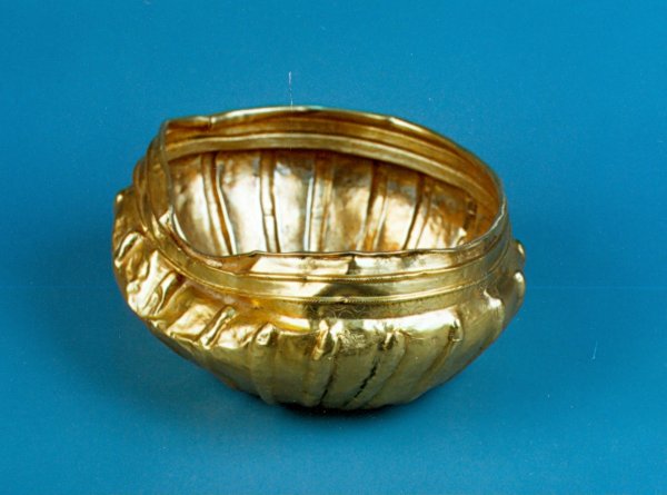 
	Златна тракийска купа от с. Казичене.&nbsp;Снимка: Музей за история на София
