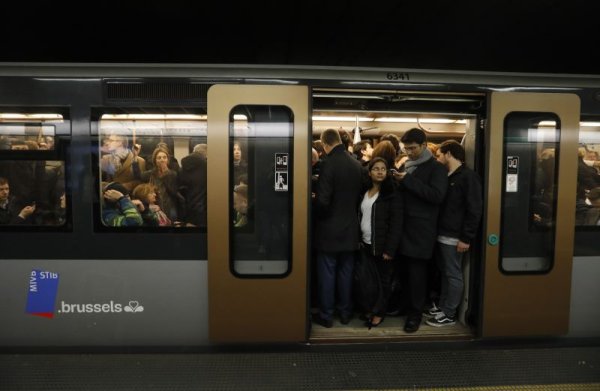 
	Пътниците в метрото отбелязват годишнината от атентатите в Брюксел с едноминутно мълчание.

	Снимка: Ройтерс
