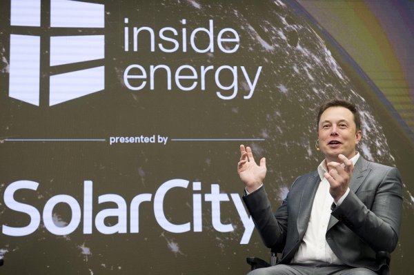 
	Амбициите на Илон Мъск просто не виждат граници. Предприемачът, роден в Южна Африка, но ситуиран в САЩ, не спира със смелите идеи. През тази година той за пореден път влезе в новинарските заглавия - този път с новината, че компанията му за производство на автомобили Tesla има желание да придобие&nbsp;соларната компания SolarCity за 2,8 млрд. долара. Ключово тук е, че Мъск е най-големият акционер и в двете фирми. След като се появиха редица регулаторни съмнения дали сделката ще бъде одобрена, дойде моментът, в който акционерите на Tesla дадоха зелена светлина на придобиването. Въпреки това все още има опасения, че споразумението може да се забави значително заради съдебни дела, свързани с акционерите. За Tesla това означава много, защото само за 2017 г.&nbsp;сделката със SolarCity би ѝ донесла цели 1 млрд. долара приходи.

	Снимка: архив Ройтерс

