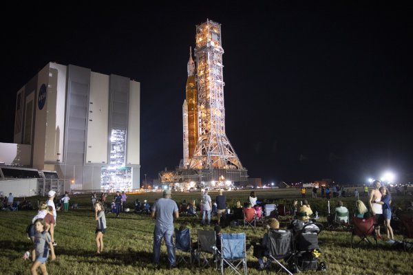 Високата 32 етажа двустепенна ракета Space Launch System (SLS) и нейната капсула за екипажа "Орион" трябва да бъдат изстреляни от космическия център "Кенеди" в Кейп Канаверал, щата Флорида. Снимка: НАСА