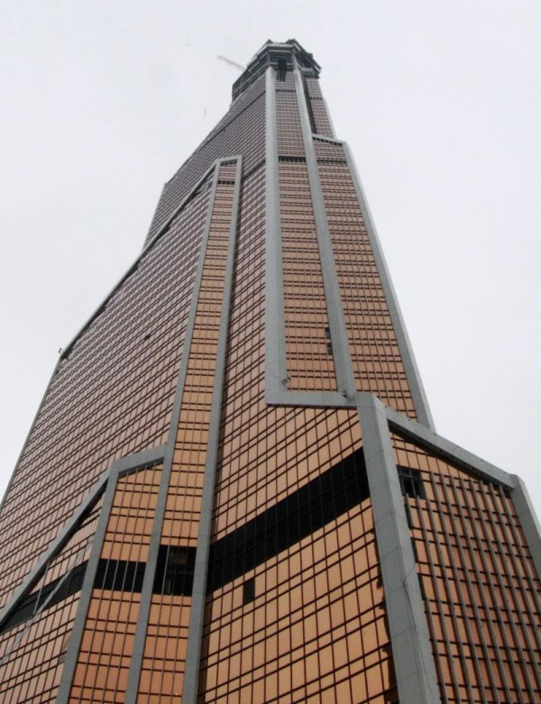 
	Това е най-високата сграда в Европа в момента. Догодина обаче ще бъде изпреварена от един от съседните й небостъргачи, който ще се извисява на над 360 м.

	Снимка: Ройтерс
