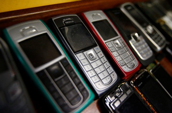 
	Въпреки че телефоните без smart функции ще имат второстепенна роля на пазара на мобилни телефони през 2013, тяхната изгодна цена все още ги прави предпочитан избор. Снимки: Ройтерс
