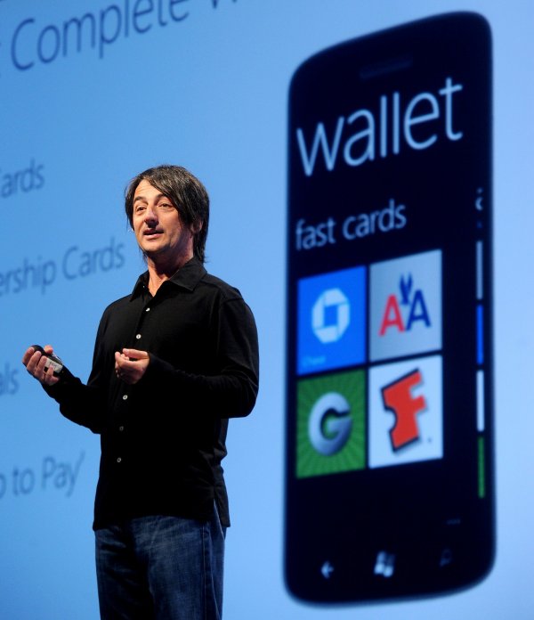 
	До скоро NFC технологията беше синоним на мобилно разплащане. Въпреки това, WDS очаква през 2013 употребата на NFC да се пренасочи към споделянето на информация.
