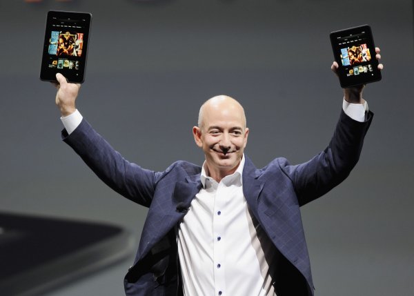 
	С изобилието от съдържание, 2013 може да бъде годината, в която Amazon ще навлезе в смартфон категорията с производно предложение на своя популярен таблет Kindle. Явно усилията на Amazon в посока разработване на хардуерни устройства им служи добре при разработването на мобилен телефон.
