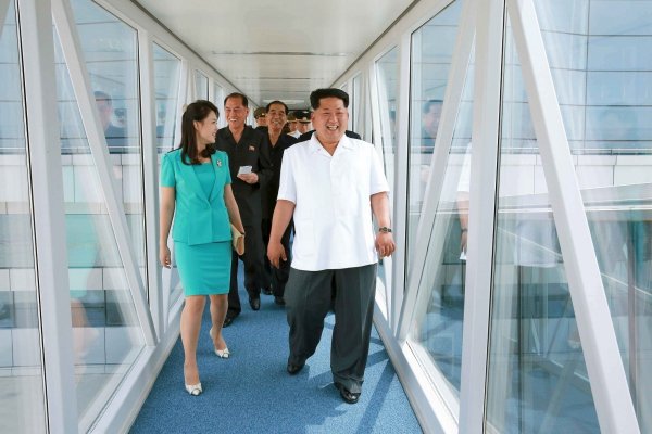
	Севернокорейският лидер Ким Чен Ун и съпругата му Ли Сол Чжу при оглед на новия терминал в края на юни.
