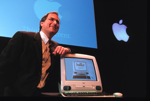 
	Стив Джобс се завръща в Apple и Айв започва работа по съвременните продукти на компанията, започвайки от iMac.

	&nbsp;
