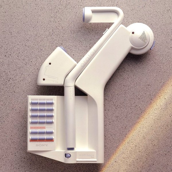 
	През 80-те Айв печели награда за дизайн с този футуристичен домашен телефон, който той нарича Orator.

