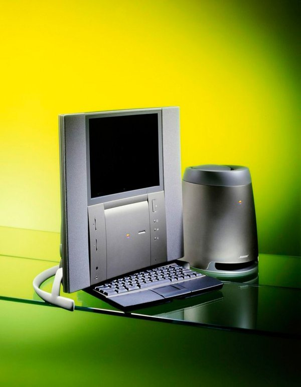 
	Apple Mac, който Айв създава за 20-годишнината на Apple. Замислен като базов компютър за масовия потребител, Mac печели много награди, но солената му цена от 9000 долара обрича проекта на провал.
