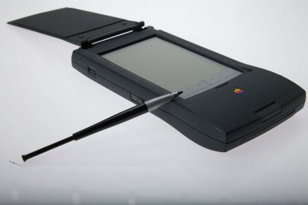 
	Първият проект на Айв за Apple - Lindy MessagePad. Устройството печели куп награди, а капакът е може би най-интересната част от дизайна.
