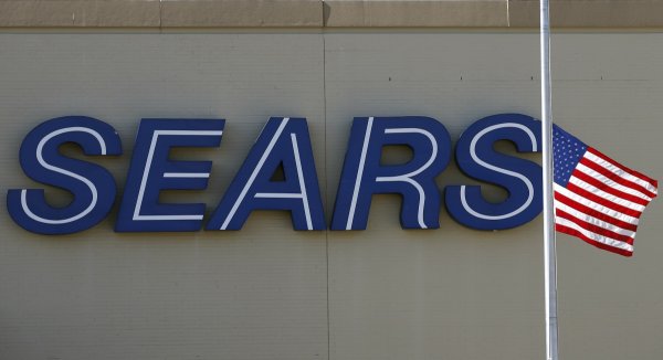 
	Приходи: 39,854 млрд. долара
	
	Традиционната американска компания Sears продава своите дрехи и чрез конкурента на&nbsp; Wal-Mart - Kmart. Sears продава и модните марки Land&#39;s End, Kardashian Kollection, Jaclyn Smith и Joe Boxer.
	Но Sears не е на първо място само заради модните си стоки. Както и при някои от останалите компании в класацията, под внимание са взети приходите и от друг бизнес.
