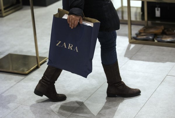 
	Приходи: 20,560 млрд. долара

	В Европа модният гигант Inditex е особено известен с марките си Zara, Massimo Dutti и Zara Home. До миналата година не бе известно обаче, че в текстила на испанската компания се съдържат и отровни вещества. Разкритието бе на неправителствената организация за опазване на околната среда Greenpeace.
