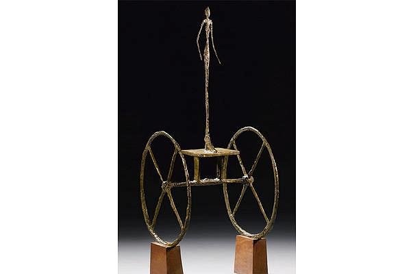 
	Тази бронзова скулптура на жена върху колесница от Алберто Джакомети бе наай-скъпото нещо, продадено на аукционите за изкуство тази година. Тя бе продадена за цена от 101 млн. долара, включително комисионите, в търг на Sotheby&#39;s.

	По-късно се разбра, че купувачът е милиардерът Стив Коен. Неговата предишна фирма SAS Capital приключи с извънсъдебно споразумение за 1,8 млрд. долара обвиненията в криминално търгуване с вътрешна информация миналата година.
