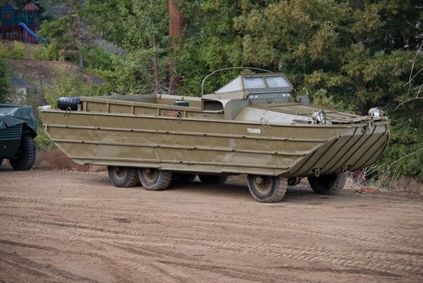 
	Тази DUKW амфибия от Втората световна война е била използвана за транспортиране на войници от кораба до брега, но може да послужи и за рибарска лодка. Цена: поне 50 000 долара
