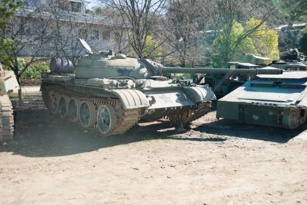 
	Руският T-54AR e eдин от най-произвежданите танкове в историята, което обяснява и относително ниската предполагаема цена - 75 000 - 100 000 долара.
