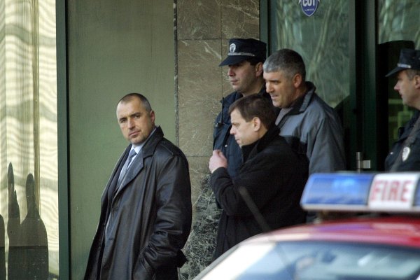 
	Припомняме, че Бойко Борисов беше генерален секретар на МВР в периода 1 септември 2001 до 2005 г.&nbsp; Снимката е правена по време на работата му като ръководител на ведомството. Кадърът е от 2004 г., когато експлозия в столицата уби 4 души и нанесе сериозни травми на други 7.
