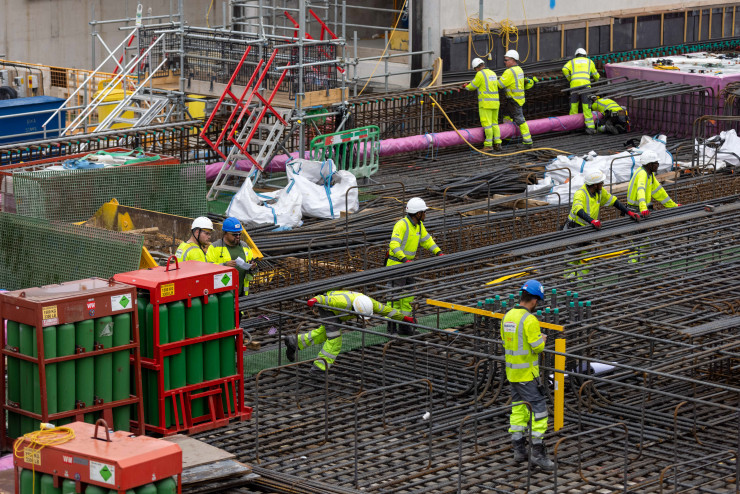 Подизпълнители работят на строителната площадка на атомната централа в Бриджуотър, Великобритания. Снимка: Hollie Adams/Bloomberg