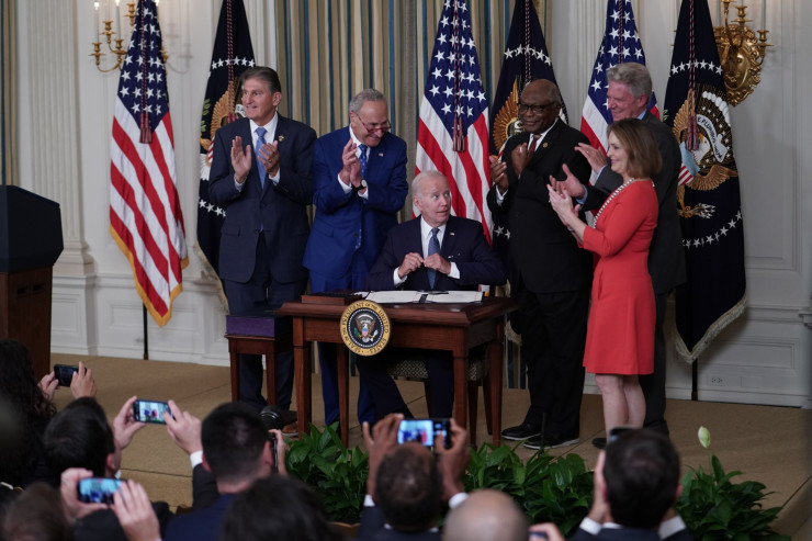 Джо Байдън подписва закона през 2022 г. Снимка: Sarah Silbiger/Bloomberg