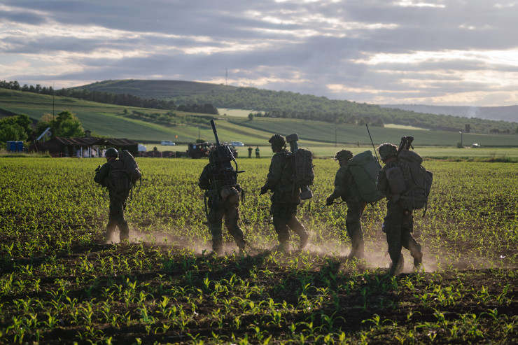  Военно учение на сили на НАТО в Кампа Турзи, Румъния, през май. Снимка: Andrei Pungovschi/Bloomberg