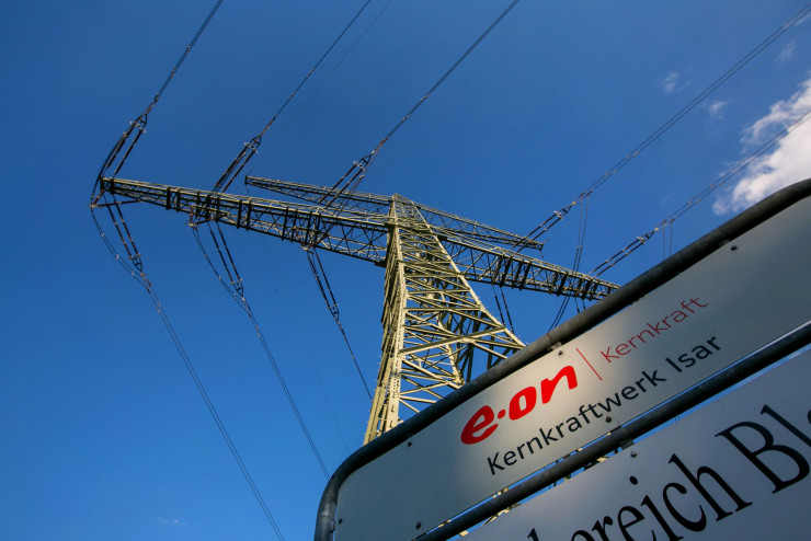 Логото на E.ON SE на табела до атомната електроцентрала Isar в Есенбах, Германия, в понеделник, 20 юли 2015 г. Снимка: Krisztian Bocsi/Bloomberg