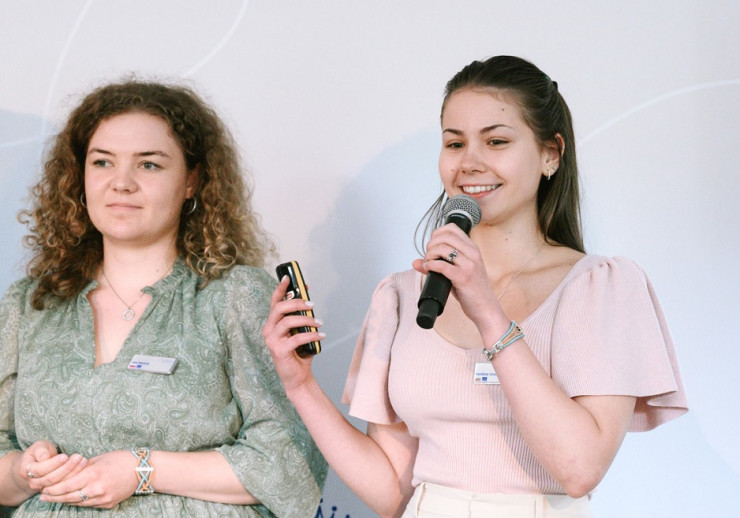Василена Узунова (вдясно) се представя в рамките на академията. Снимка: Huawei