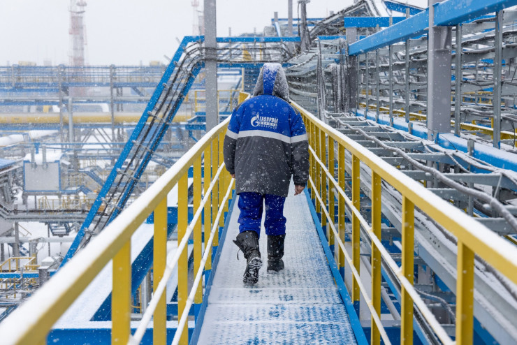 Служител на "Газпром" в съоръжение в Северна Русия. Снимка: Bloomberg LP
