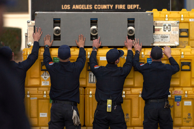 Американски пожарникари от Лос Анджелис подготвят помощ за Турция. Снимка: EPA/ALLISON DINNER