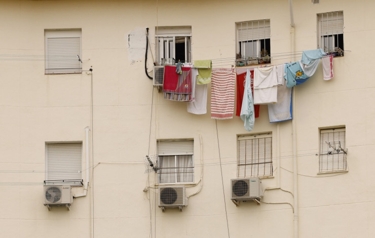 Климатици върху жилищна сграда по време на гореща вълна в Севиля. Снимка: Marcelo del Pozo/Bloomberg