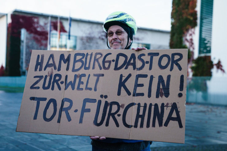 Срещу сделката в Германия имаше и редица протести. Снимка: EPA/FOCKE STRANGMANN