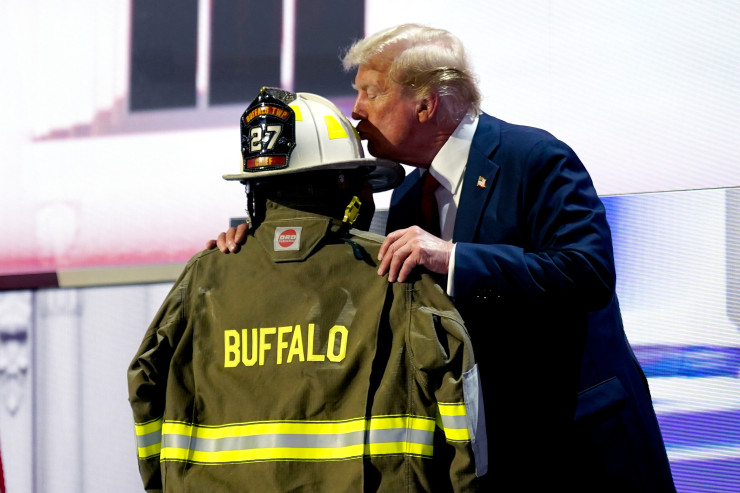 Бившият президент Тръмп целува каската на убития пожарникар Кори Комператоре при стрелбата срещу него на предизборен митинг в Пенсилвания в неделя. Снимка: Bloomberg LP