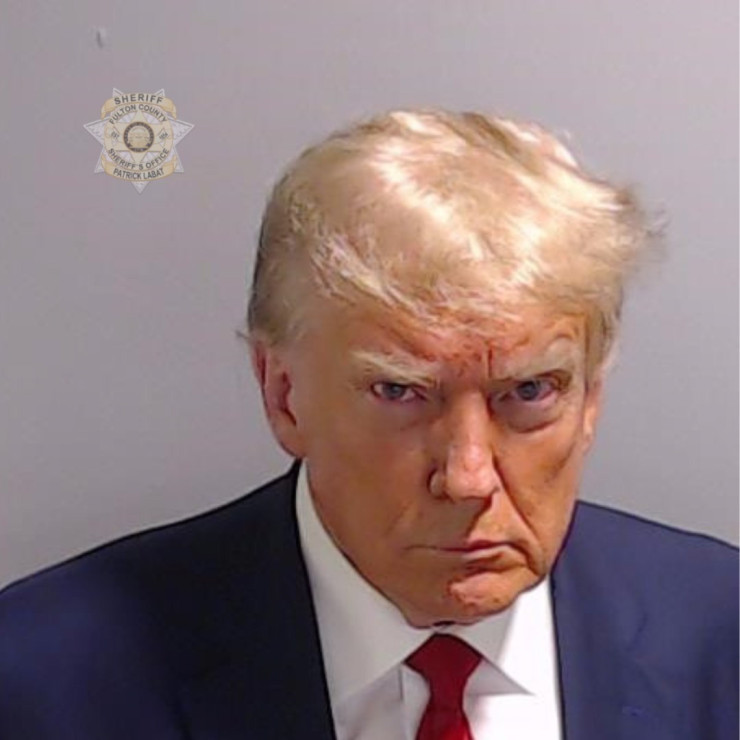 Снимката на Доналд Тръмп при предаването му в затвора на окръг Фултън. Снимка: EPA/БГНЕС