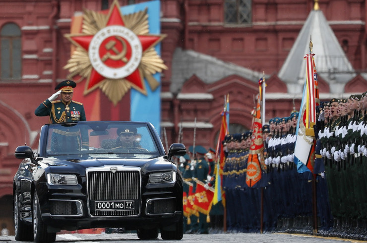Шойгу отдава чест от автомобил по време на военния парад в Москва на 9 май 2024 г. Снимка: БГНЕС/EPA/YURI KOCHETKOV