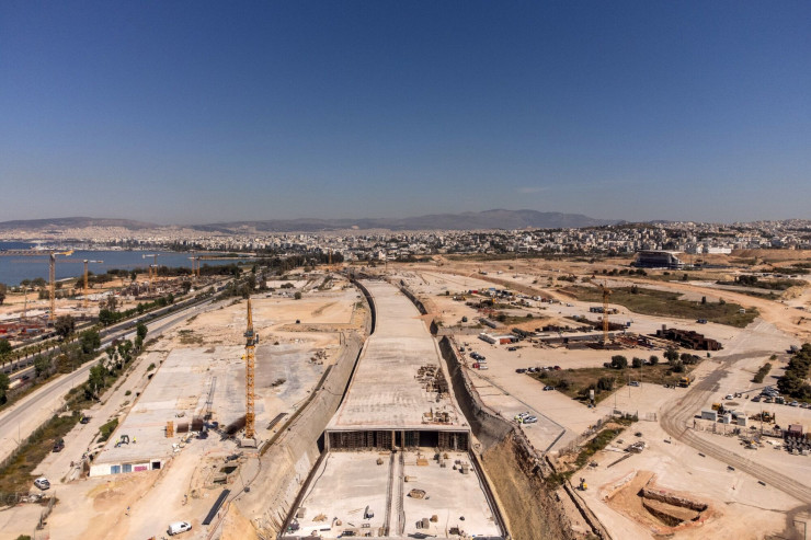 Строителството на умния град Хелиникон край Атина. Строителните компании прогнозират, че той ще добави 2,5 процентни пункта към БВП на Гърция и ще създаде 80 хил. нови работни места. Фотограф: Ник Палеологос/Bloomberg