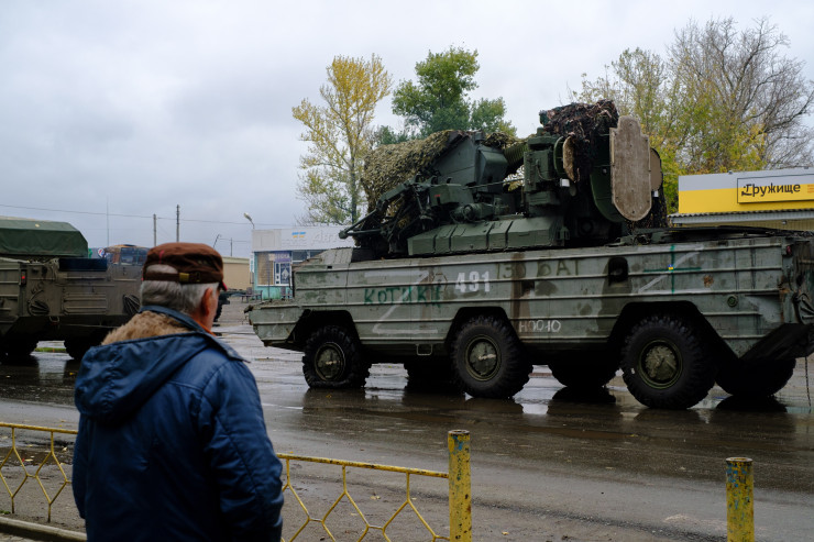 Украински военни завземат руско бронирано транспортно средство. Снимка"  EPA/George Ivanchenko