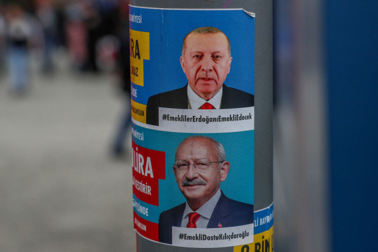 Плакати на Ердоган и конкурента му Кемал Кълъчдароглу преди изборите за президент на 14 май. Снимка: Aziz Karimov/Getty Images