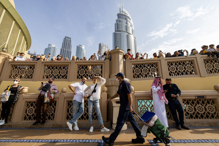 Туристи пред Дубайския мол. Снимка: Christopher Pike/Bloomberg