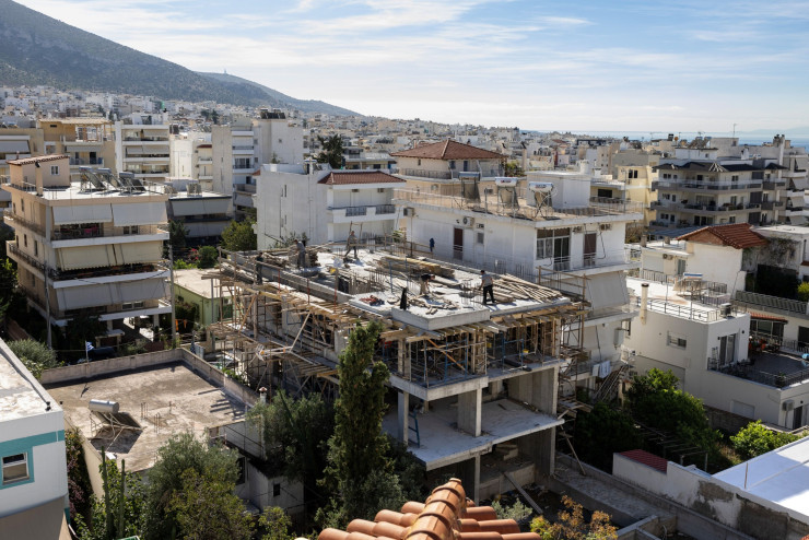 Строителни работници на обект в луксозното предградие "Глифада" в южната част на Атина. Снимка: Bloomberg LP